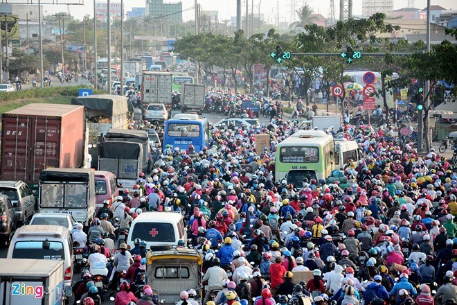 Nguoi dan TP HCM un un ve que giao thong ket cung